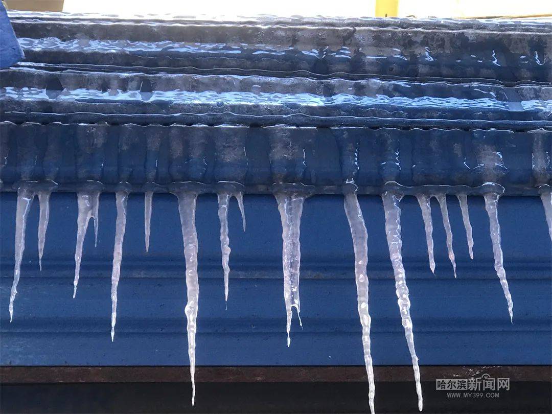 气温回升冻融交替应急部门紧急提醒切勿冰上通行严防高空坠冰