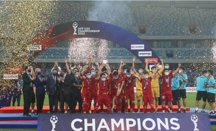 锦标赛|越南力克泰国首夺东南亚U23锦标赛冠军，主席总理连发贺电
