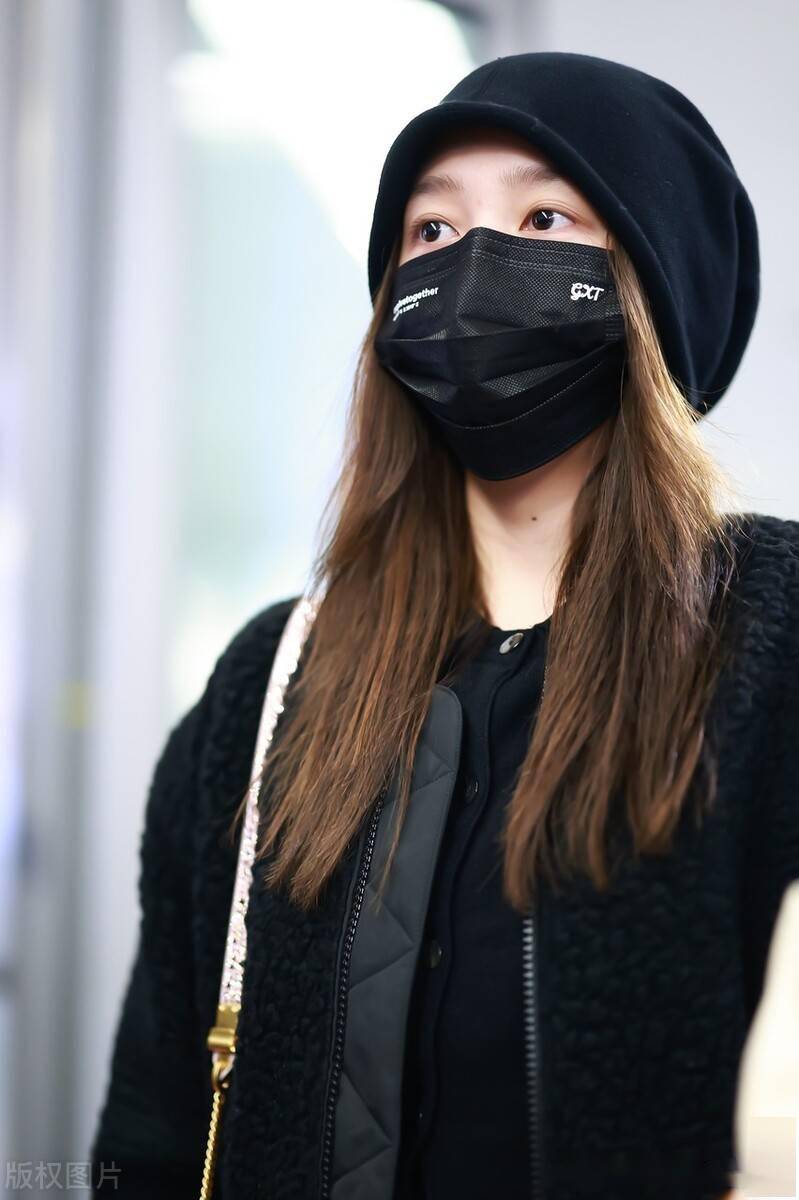 街拍关晓彤纯色外套小巧手袋短靴时尚精致