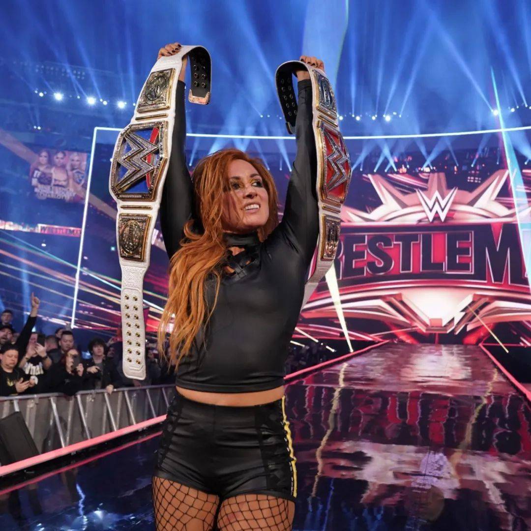 贝基·林奇打破角色!公然与现场摔迷互动!网友:看起来帅呆了......_ra