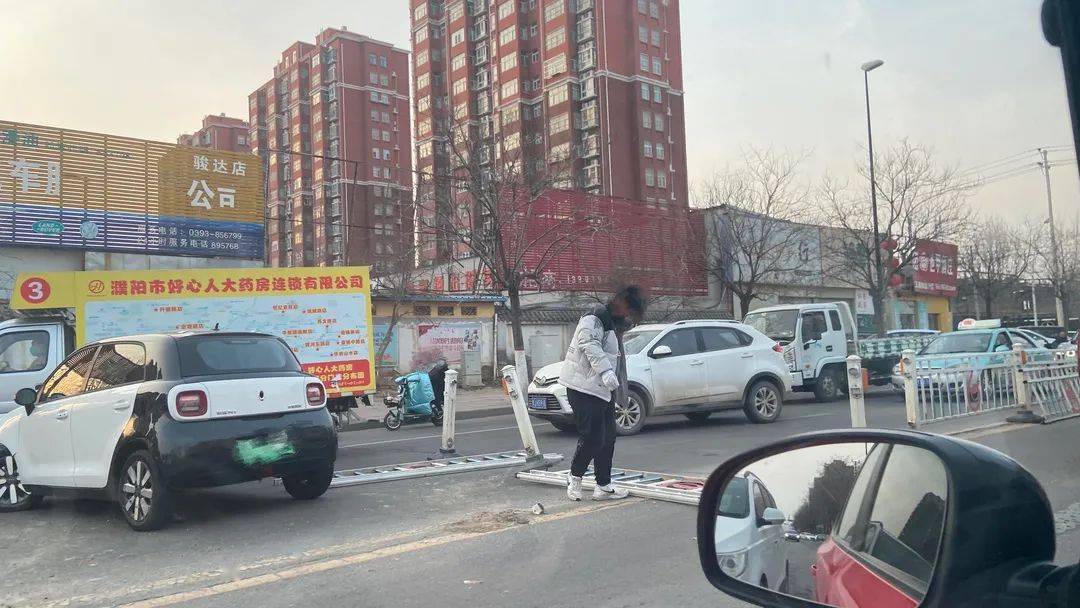 惊险濮阳一轿车撞断护栏冲出车道