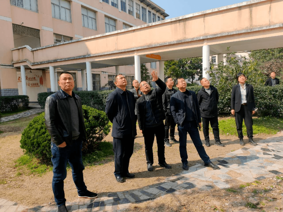 市教育局党委书记局长王如利一行到灵江中学调研