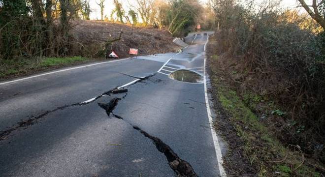 英国一道路出现巨大裂缝原因正在调查中