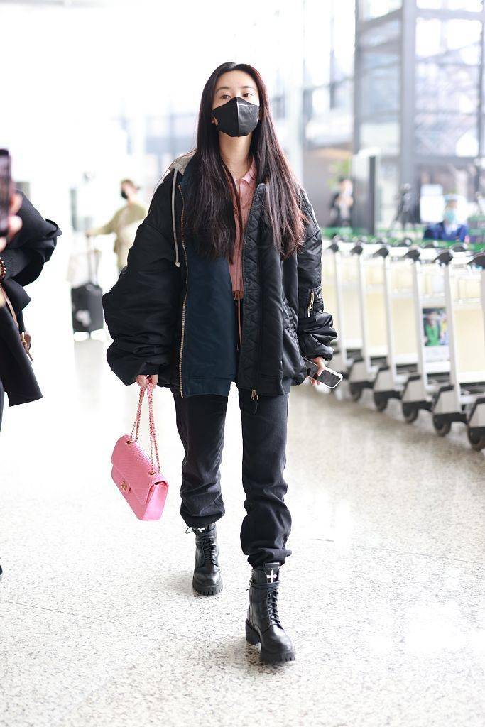 黑色 甜酷机能风！孟子义穿黑色棉夹克搭配粉色针织开衫