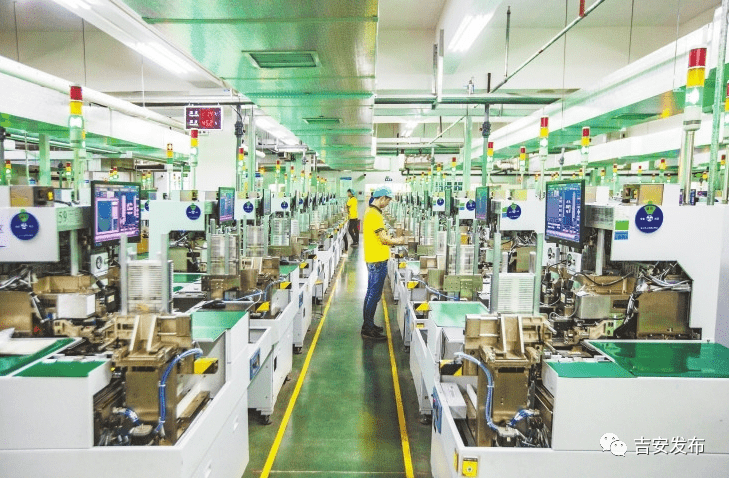 吉安市木林森实业有限公司智能工厂数字化控制中心内,工人正在管理数