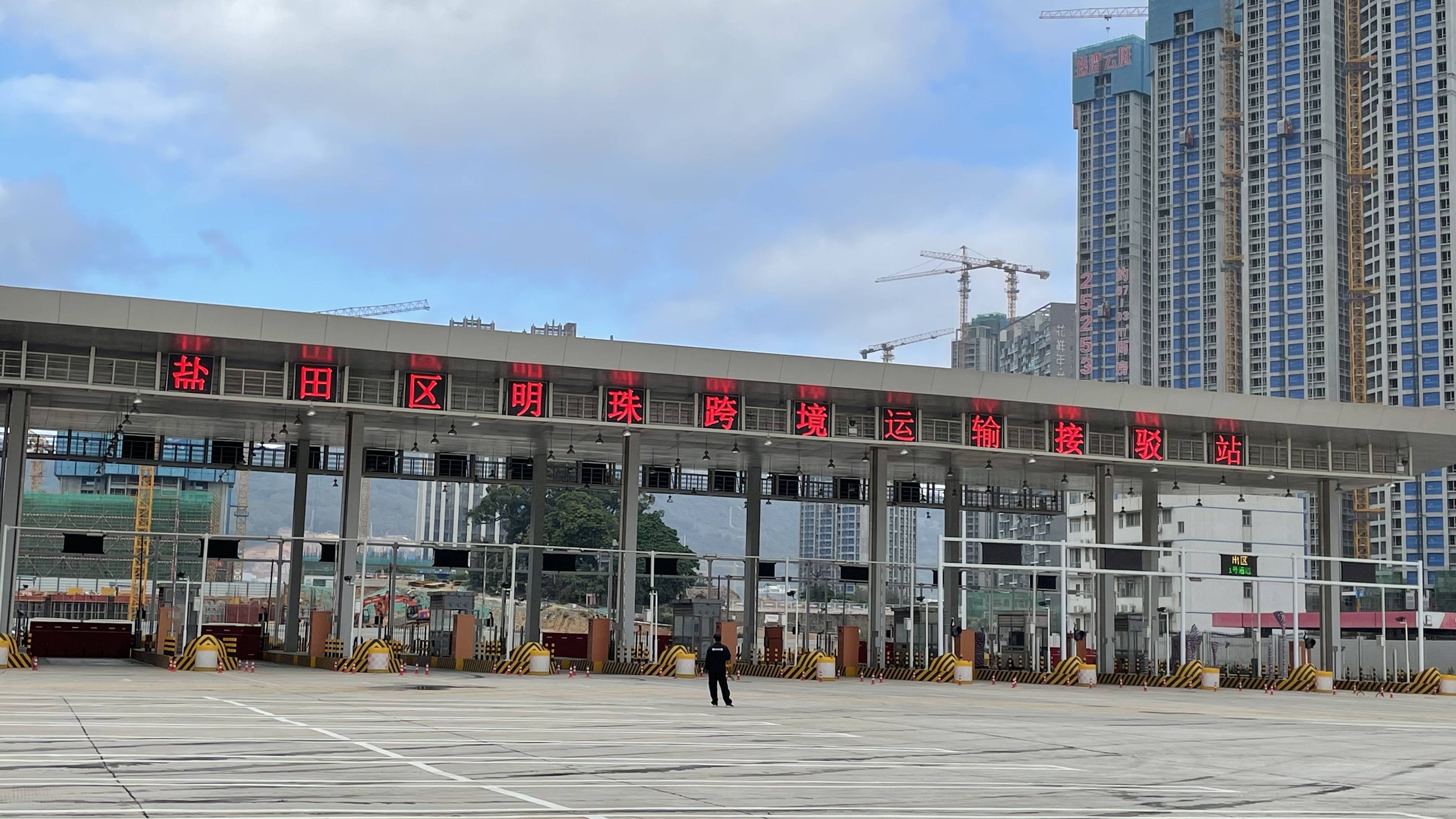 一批深港跨境货物的接驳站之旅