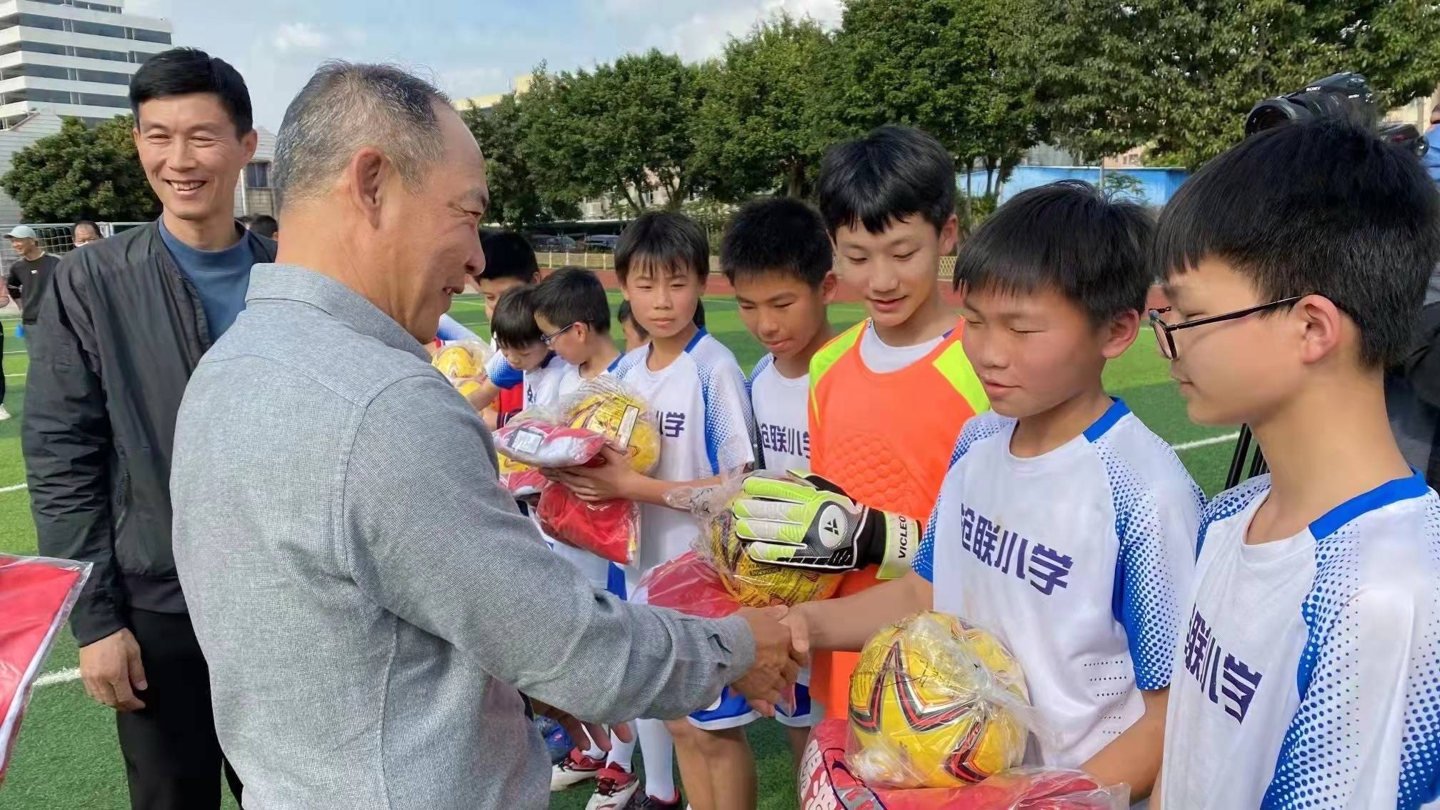 足球名宿容志行区楚良送足球公益进广州沧联小学