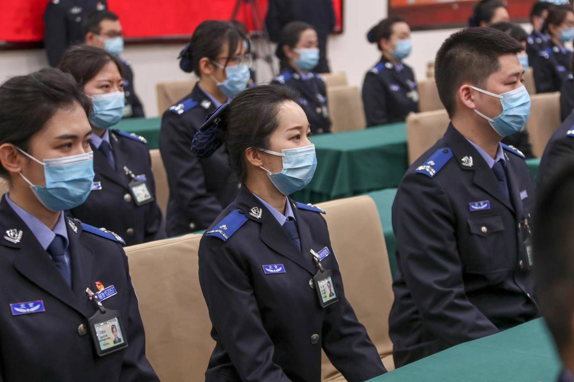 北京市公安局举行警务辅助人员统一服装授予标识颁发证件仪式
