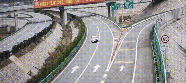 2月22日16时许,贺巴高速483公里大化互通匝道口监控系统显示:一辆由