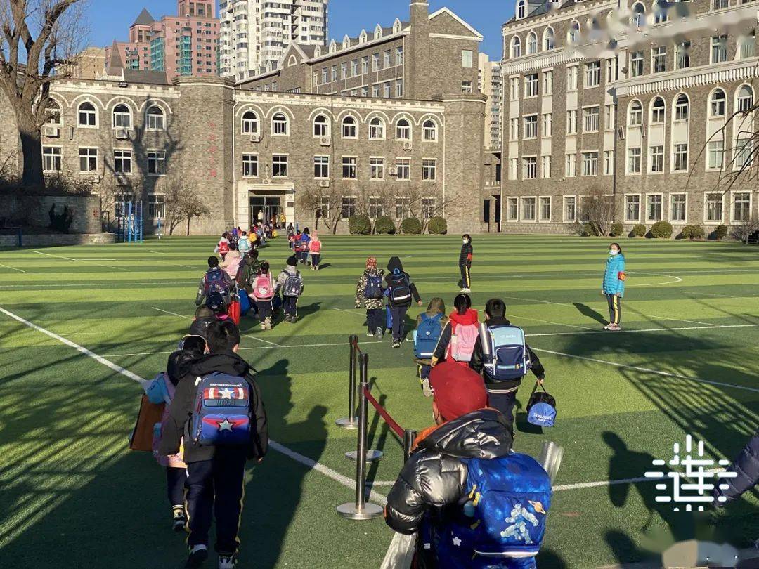 中山区青泥洼桥小学温暖和周到迎接同学们"回家"各学校用严谨,有序