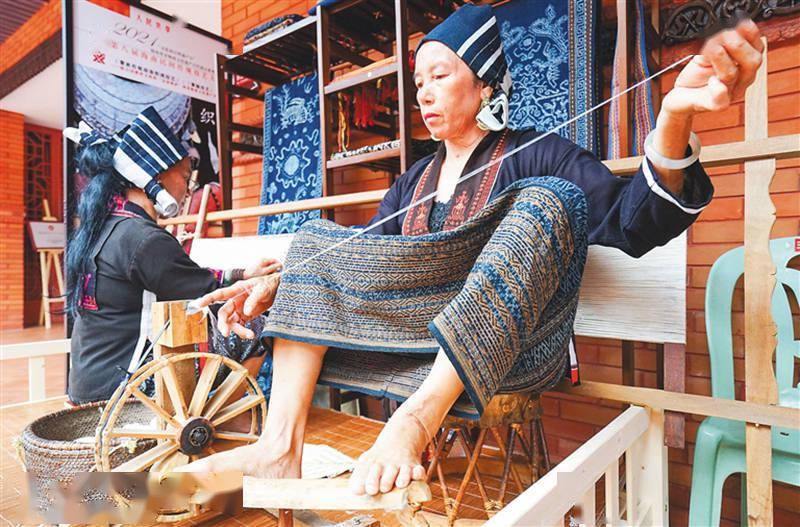 文化 从首届牵手骑楼老街到今年即将在云洞图书馆“炫技”——千年黎锦频频出圈走出新时尚