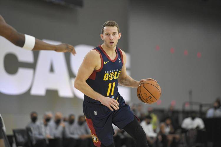 14年8号秀爆砍57分,三分15中11补充湖人最弱一环_比赛_卡斯_斯陶