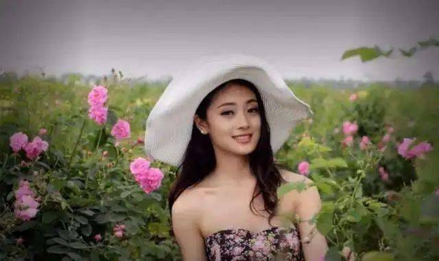 大同姑娘,在长相上继承了祖先的一些特点:多数是圆脸盘,白肉皮儿,大环