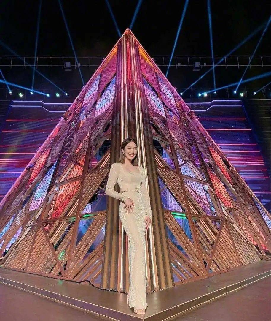 李亚男真是"时髦精",穿方领连衣裙高贵大方,王祖蓝修来的好福气_款式