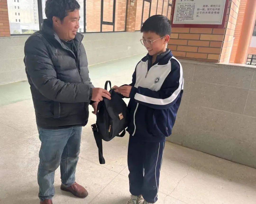 曾勇畅同学拾金不昧的精神是新一代中学生的道德情操和精神风貌的集中