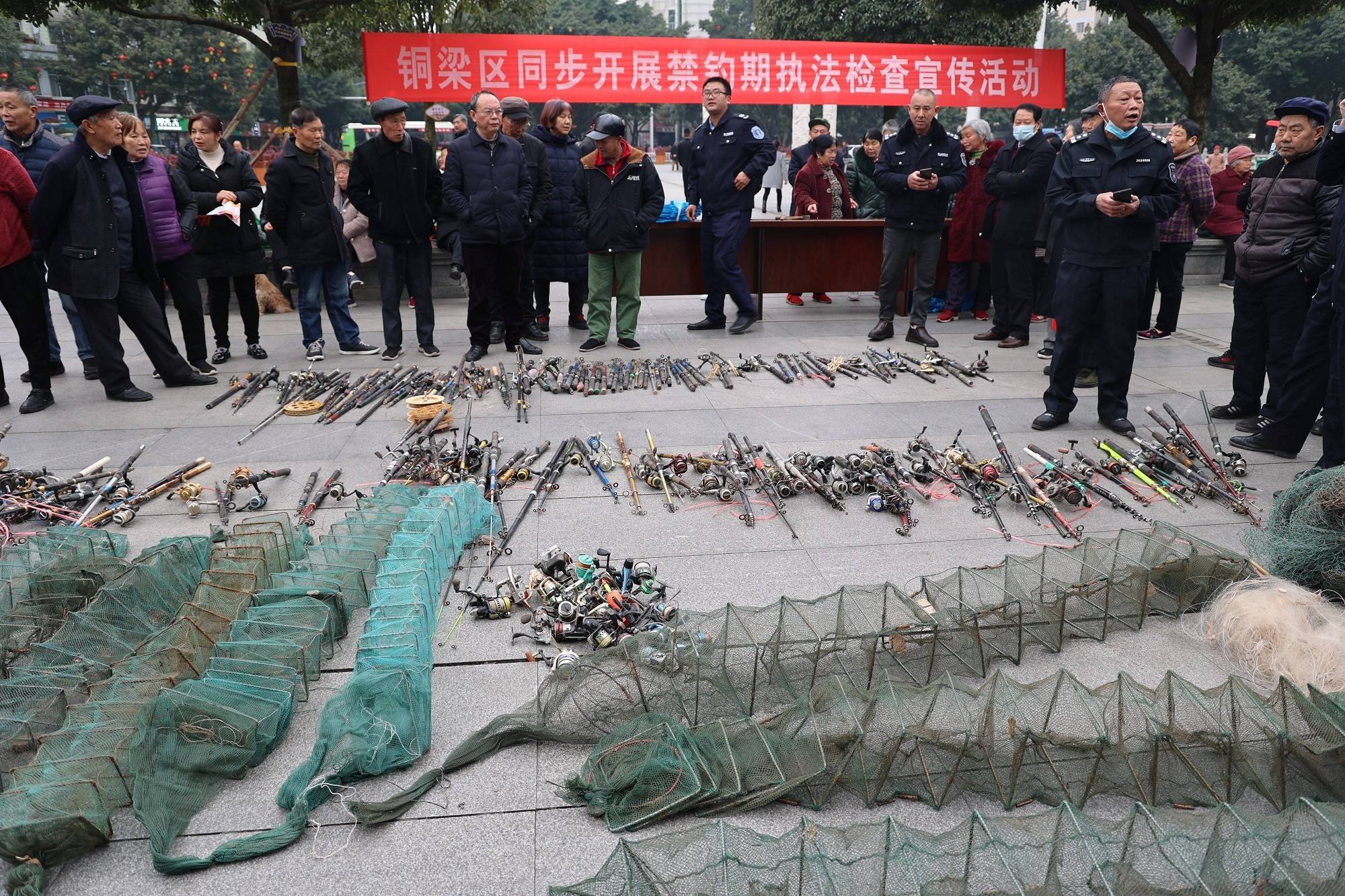铜梁区公安局供图)活动展示了2021年7月以来收缴的非法禁用渔具,包括