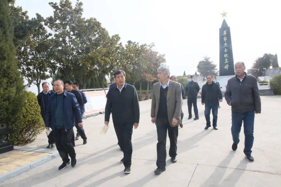 新乡市人大常委会副主任鹿建宇一行到卫辉调研烈士纪念设施保护和建设