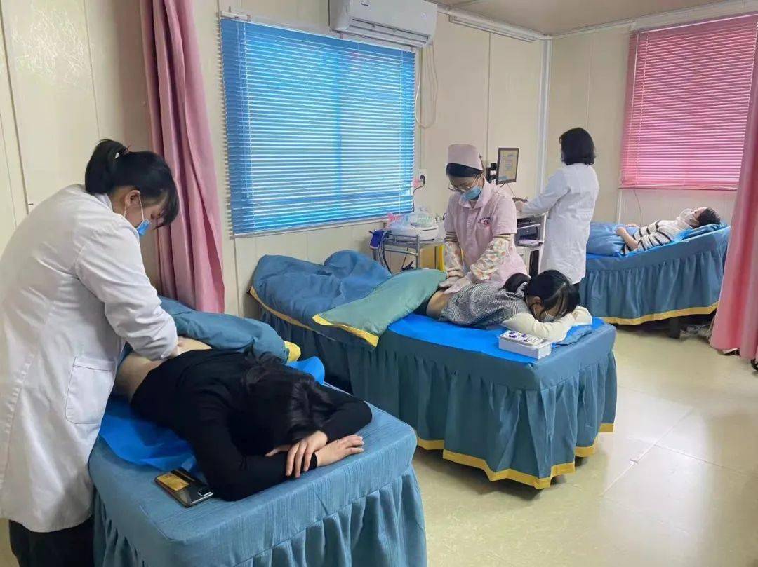 腹直肌治疗女性在妊娠期间因为子宫膨大,使两条腹直肌从腹白线即中间