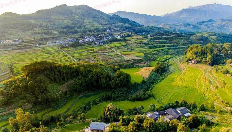 沿着公路看南川三泉镇因山而生靠山而兴