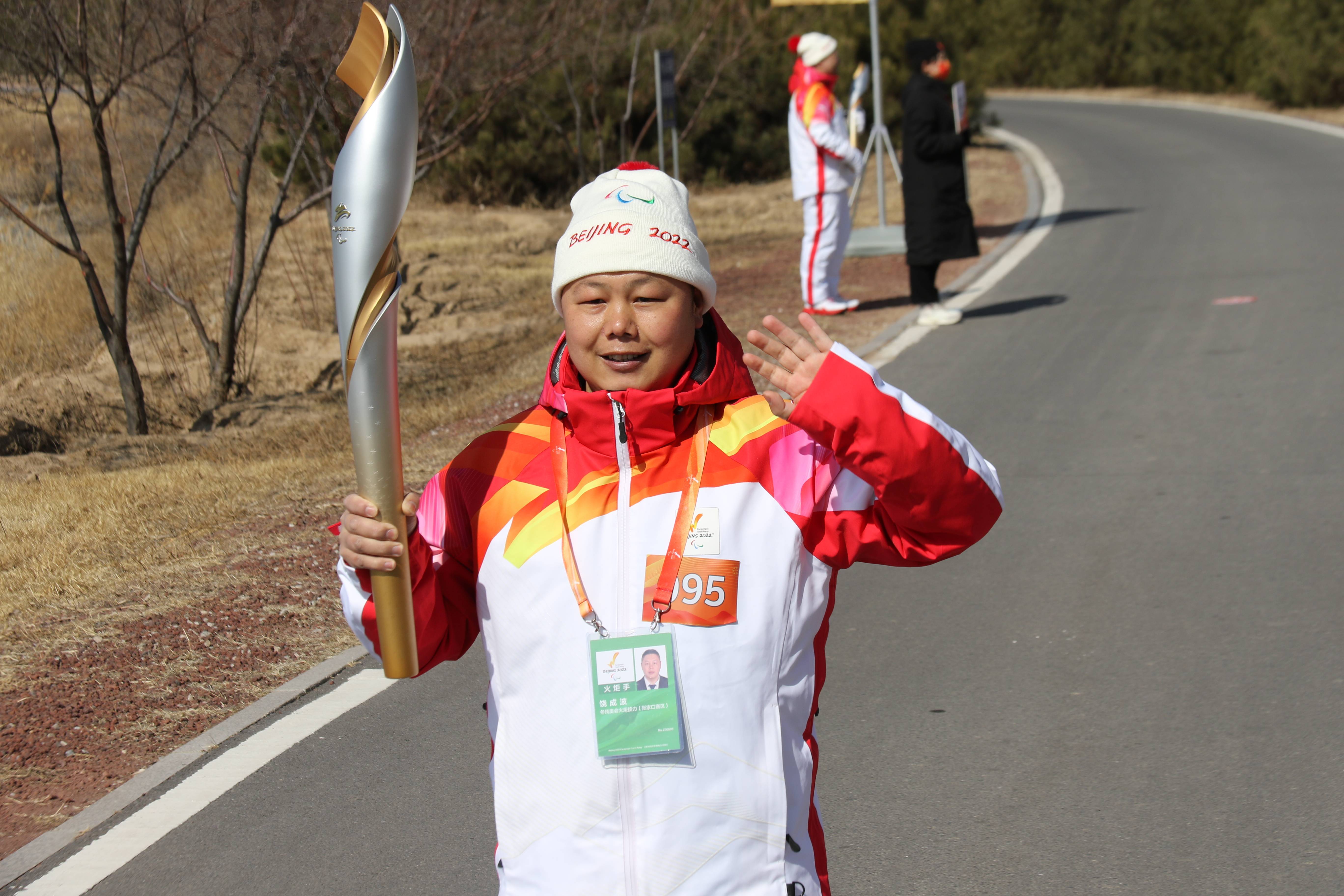 3月3日,火炬手陈艺鑫在传递火炬.