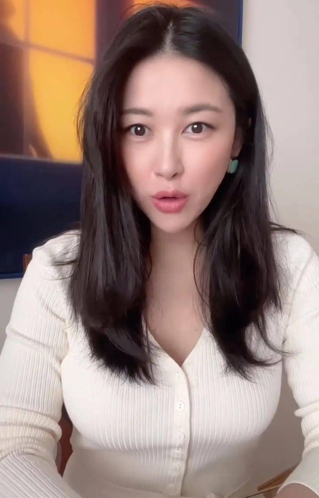 朱珠晒瑜伽照,穿紧身裤腿不细腰部还勒出赘肉,但胖也胖的漂亮!