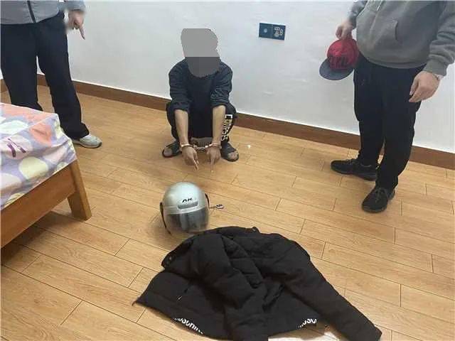 汕尾一男子被警方押着指认现场