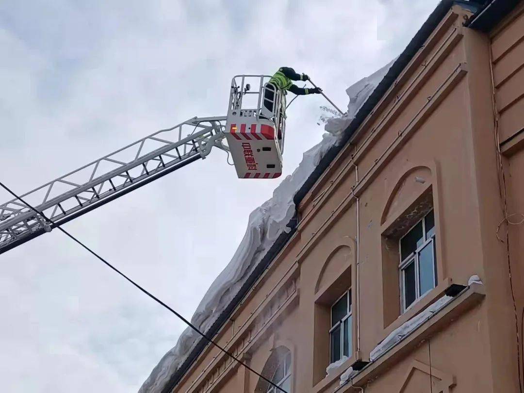 寒冬今犹在不舍鱼水情嘉荫县消防救援大队组织开展屋顶融冰积雪隐患