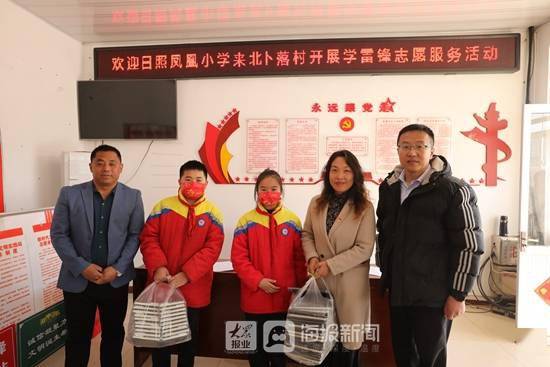 日照市港航公安局联合凤凰小学开展学雷锋活动