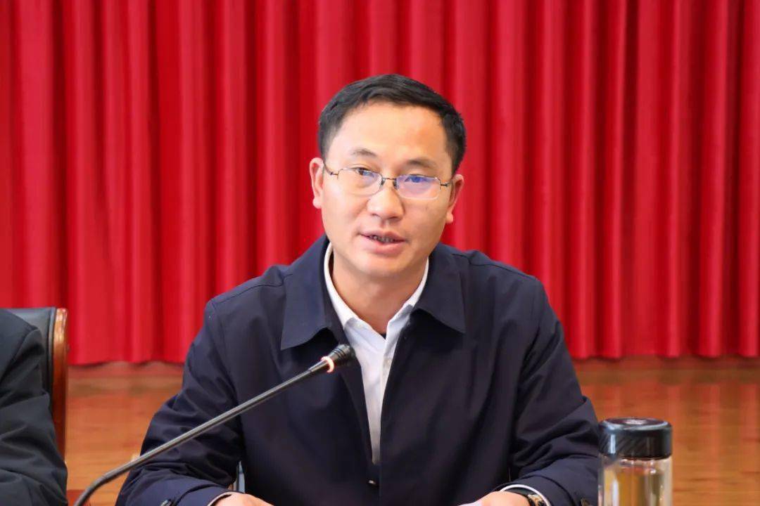 会上,鹤庆县委副书记,县长张洪军介绍了平安鹤庆建设工作开展情况;州