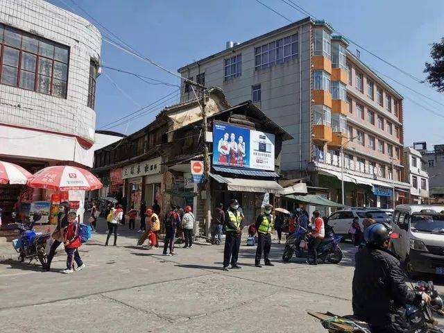 凤庆交警全力护航开学季 构筑一道坚实的交通安全防线_校园_周边_道路