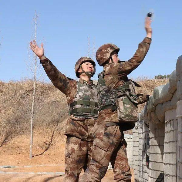 新兵首次实弹投掷,都有些啥心情?_手榴弹_训练_组织