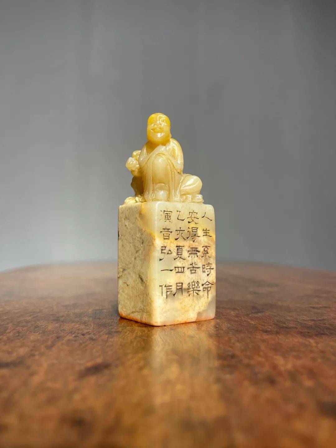 1厘米;重量143克这方巴林黄冻石雕伏虎罗汉钮方章是《用之美》专栏