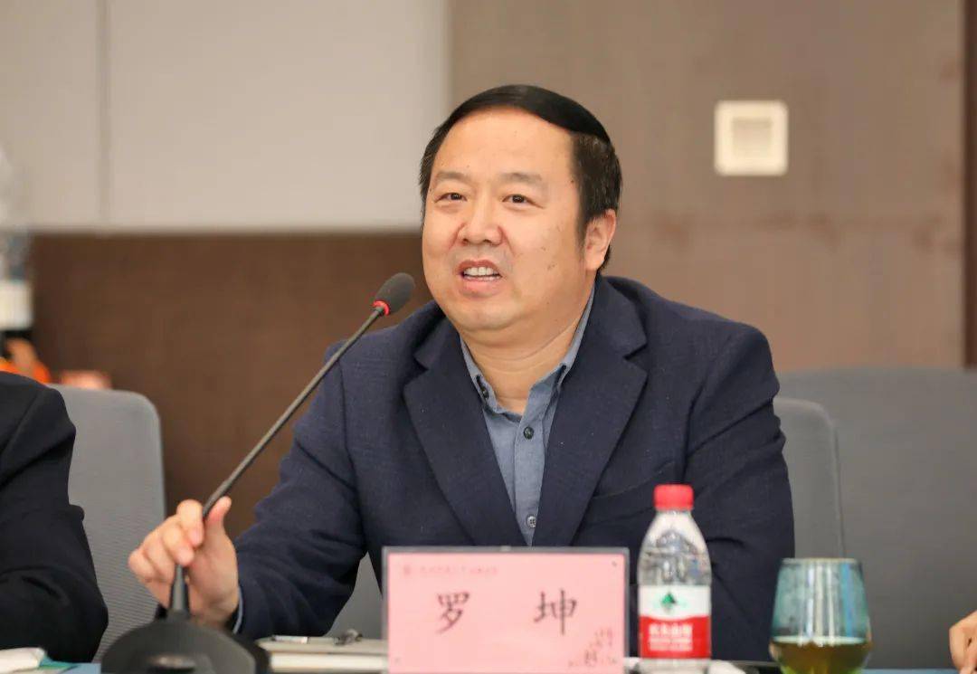 座谈会上,罗坤校长以《深化学校评价改革,推动学校内涵发展》为题