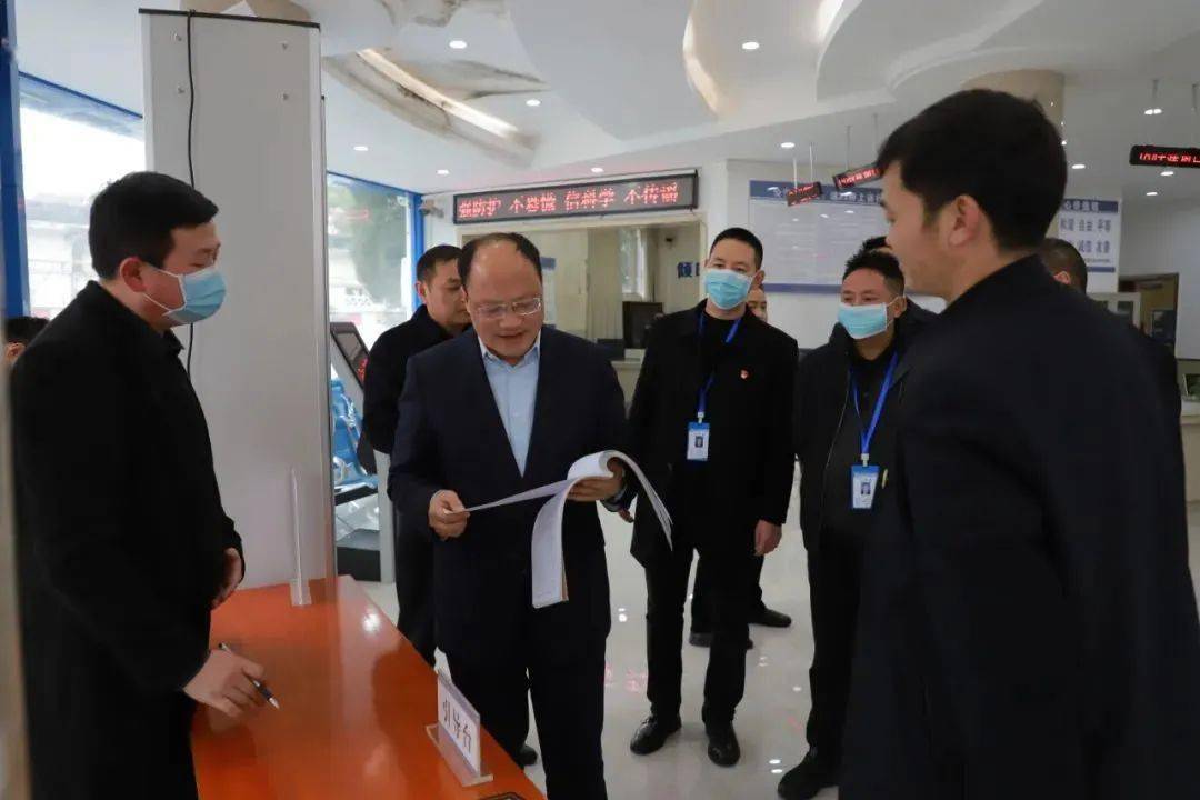3月2日,桐梓县县委书记陈钊到县信访局调研并开展接访工作.