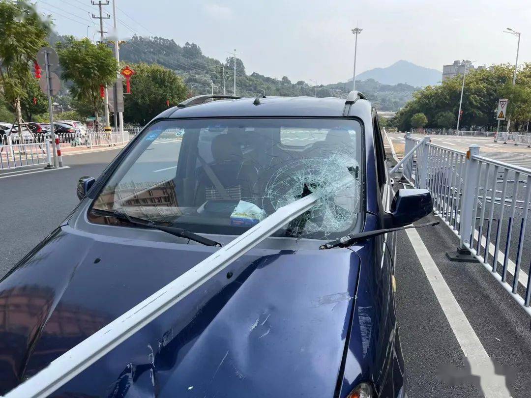 每案一警示分心驾驶撞隔离栏险些插心脏