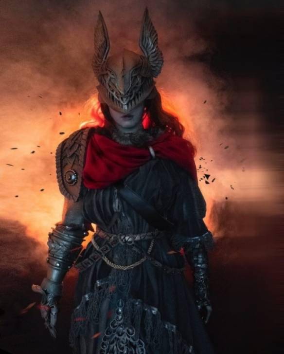 俄正妹艾尔登法环女武神cos完美还原姿态十足