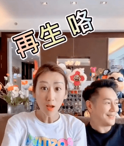 笑容蒋丽莎被疑怀五胎！穿背心小腹凸起孕味十足，海边游玩大长腿吸睛