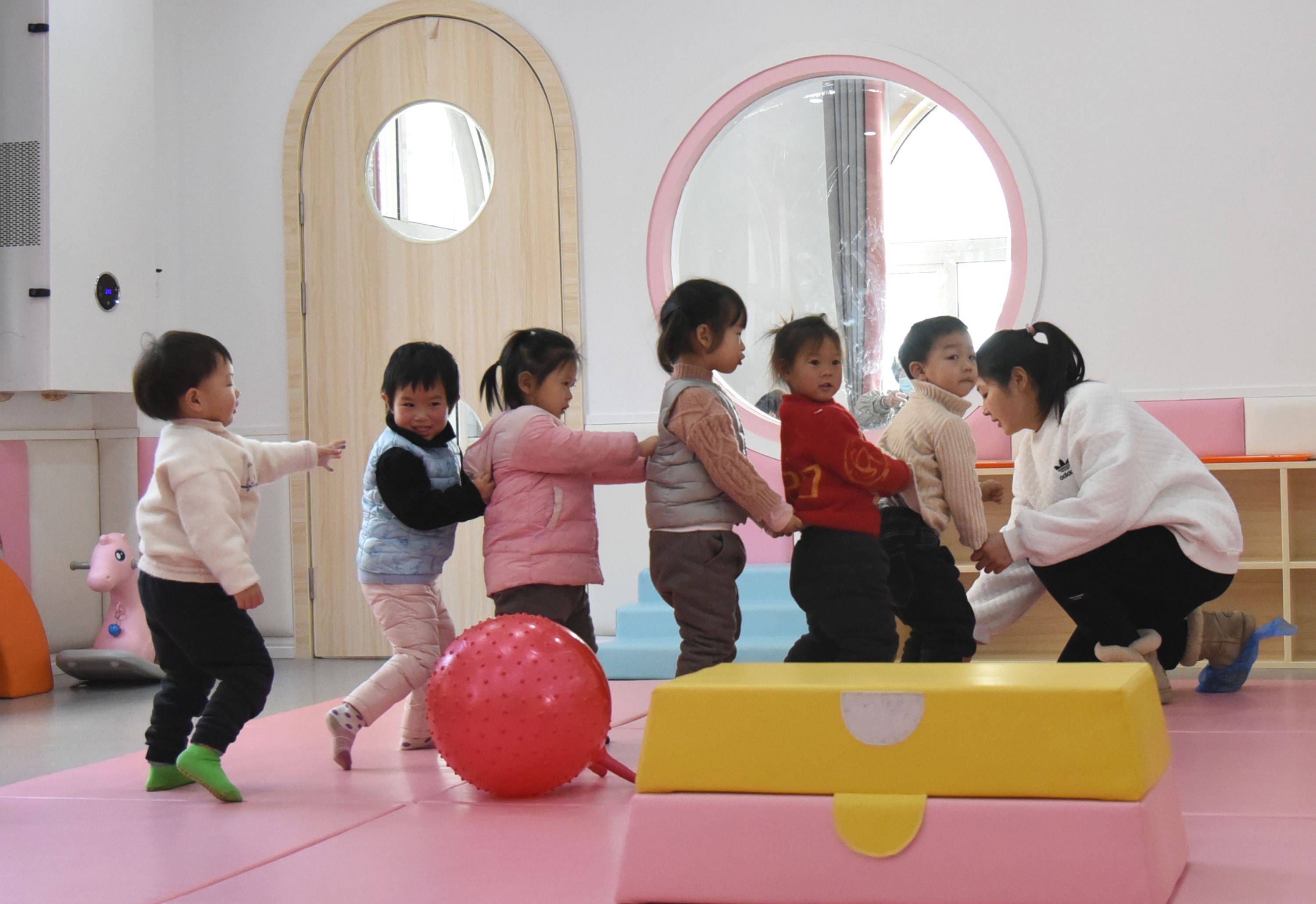 政解写入政府工作报告的普惠托育该如何推进