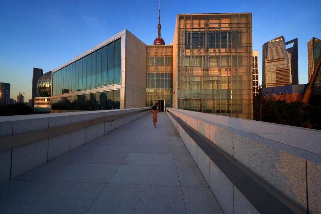 天花顶灯的布置,均以经典几何线条为灵感母题,不断灵活叠加,看似随意