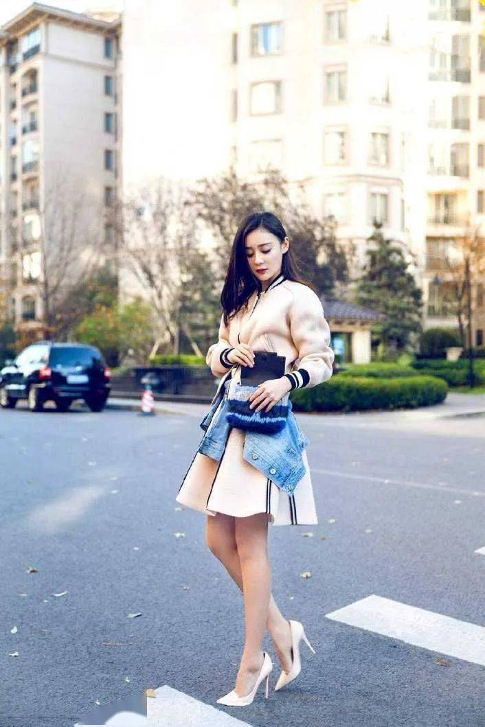 袁姗姗一身黑色打扮现身机场喇叭手袖配上带风的步伐很是吸睛