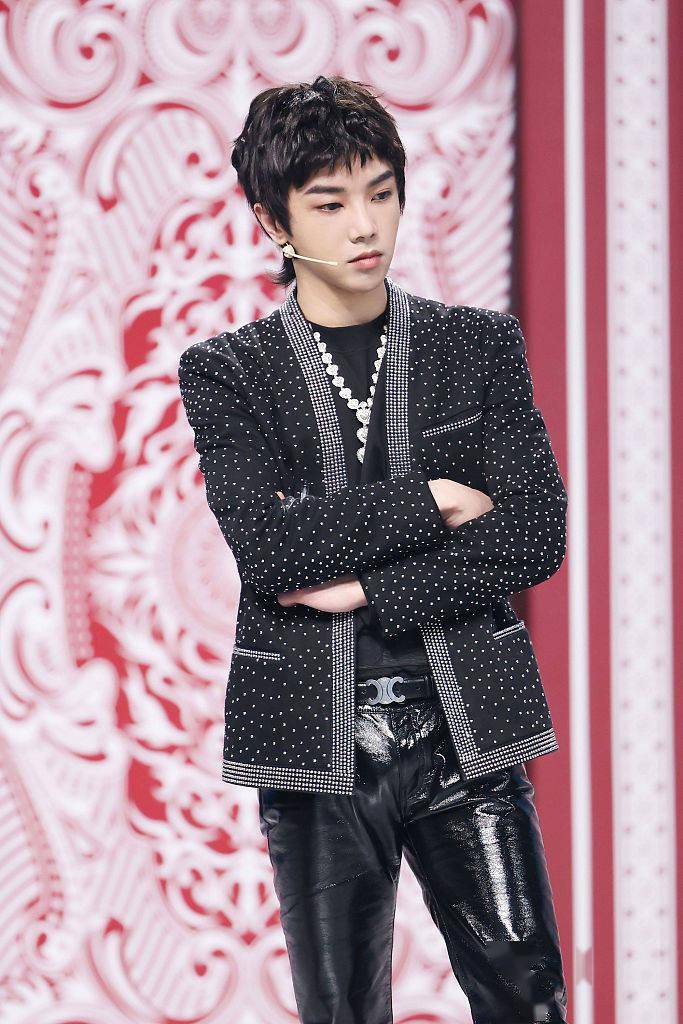 华晨宇现身综艺《王牌对王牌7》 着黑色套装帅气有型