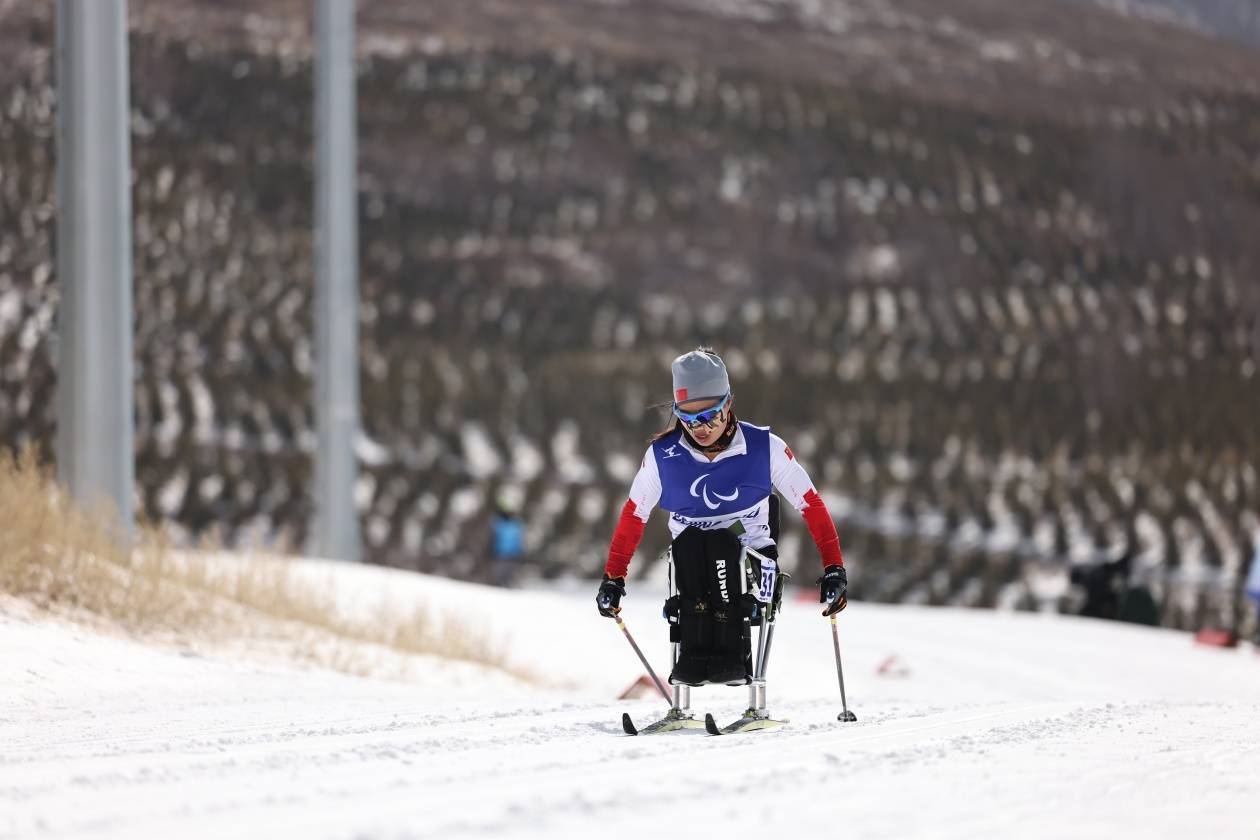 女子|中国队第5金！杨洪琼越野滑雪女子长距离坐姿组夺冠