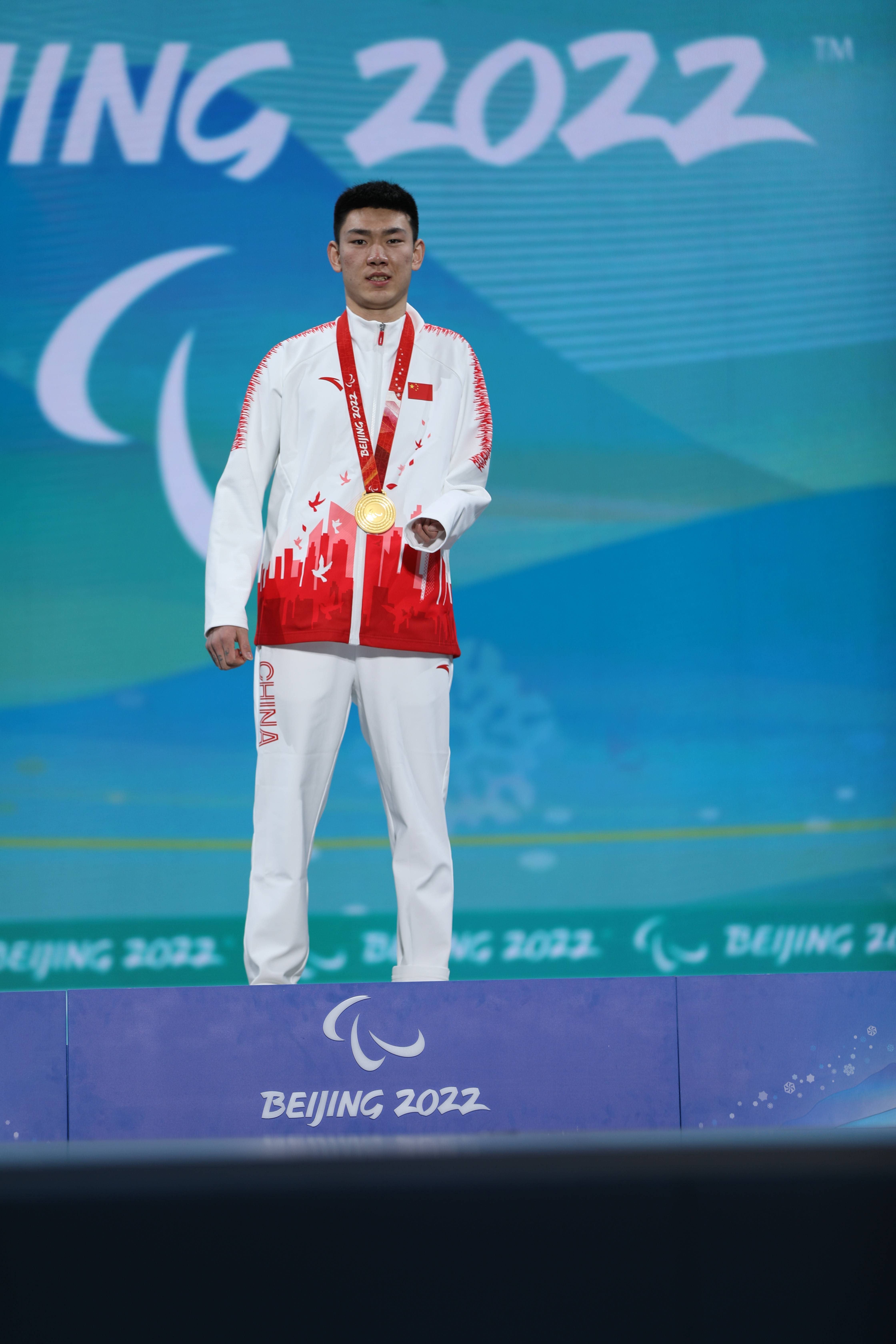五星红旗|颁奖仪式上，冬残奥冠军梁景怡拍了拍胸前的五星红旗