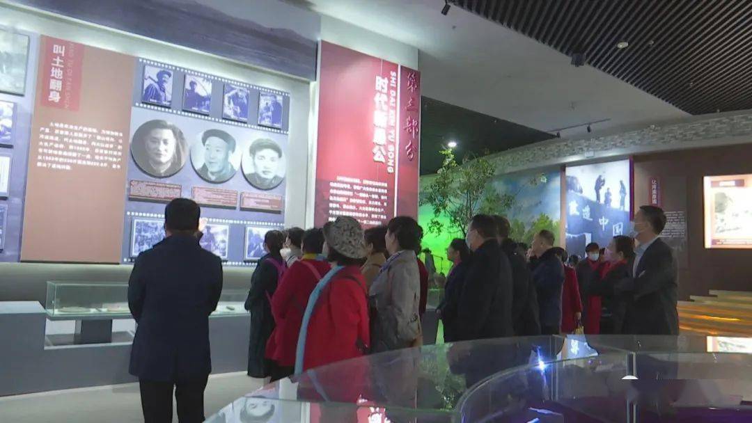 在厉家寨展览馆,学员们认真聆听讲解,通过一幅幅珍贵的照片和馆藏共同