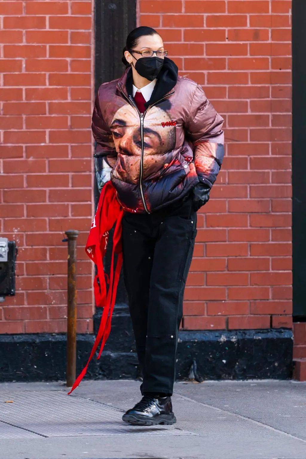 服装下周穿什么 | Bella Hadid带男友在时装周溜达，我却爱上她的短上衣