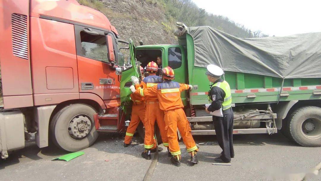 巡场镇发生一起车祸1人被困珙县消防紧急救援