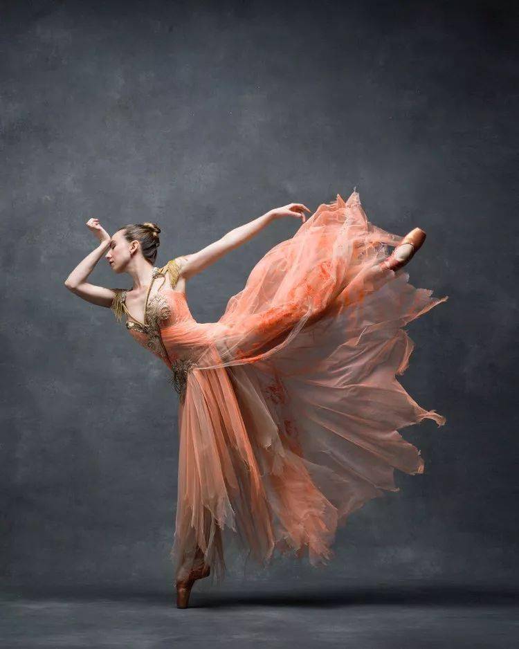 法国国王下令建立皇家舞蹈学院,专业芭蕾演员应运而生,并开始在宫廷