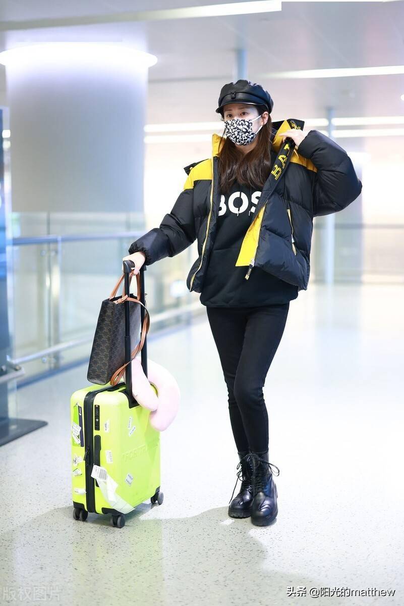 2022年3月7日,上海,颖儿机场街拍.