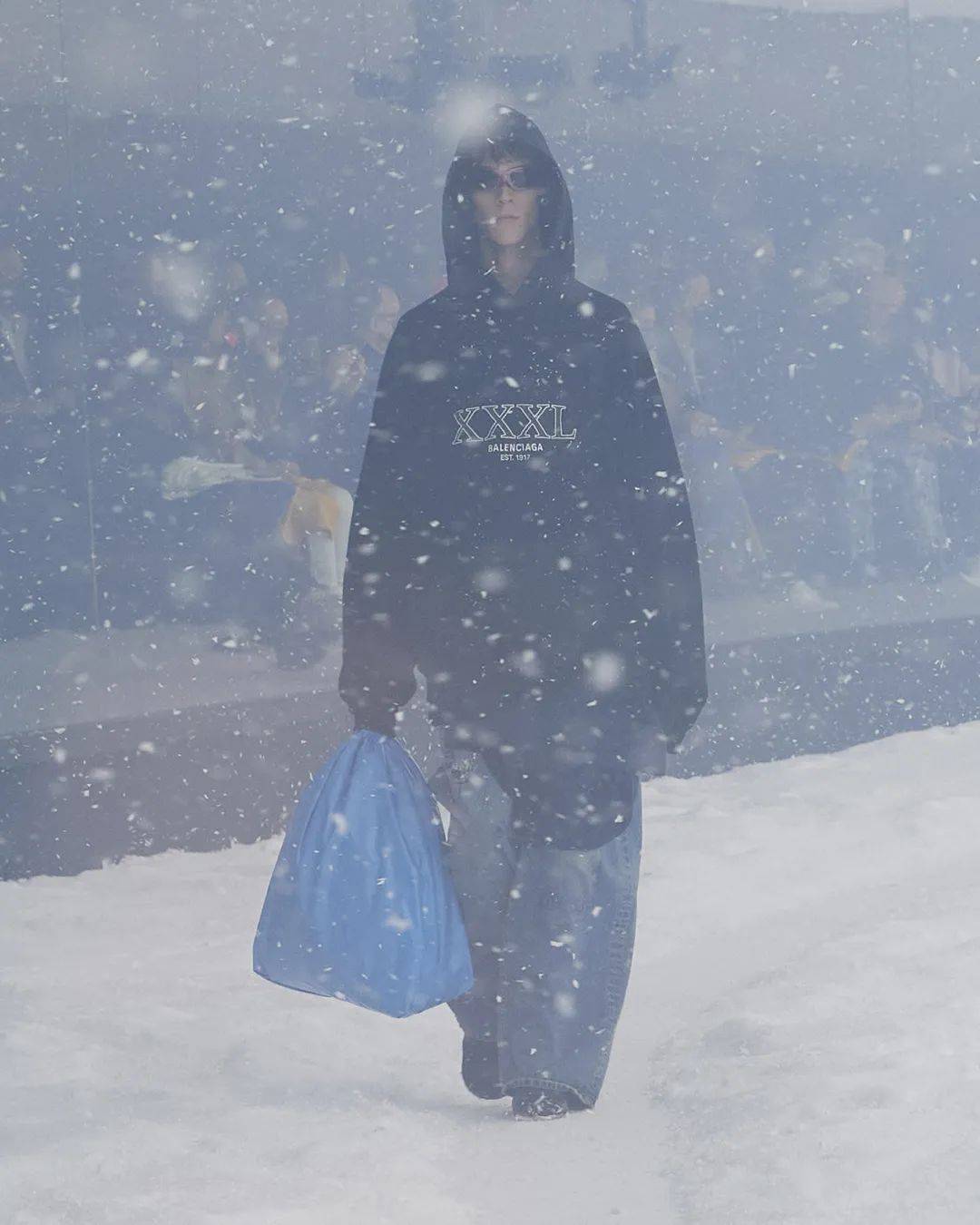 冒雪 BALENCIAGA冒雪走秀，想传达什么？