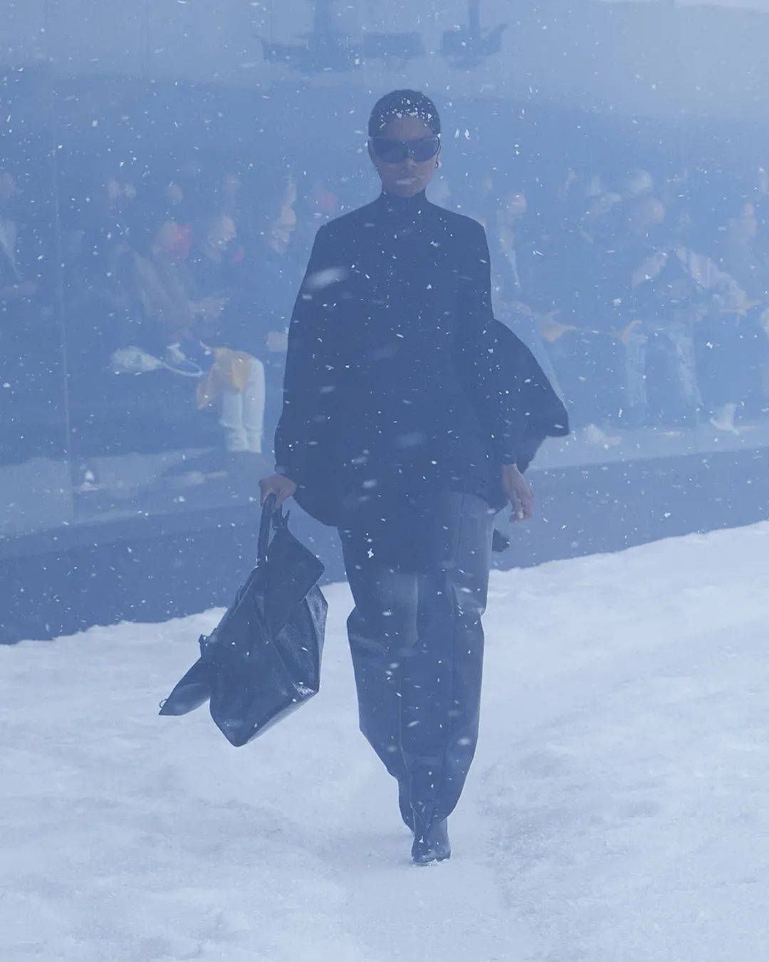 冒雪 BALENCIAGA冒雪走秀，想传达什么？